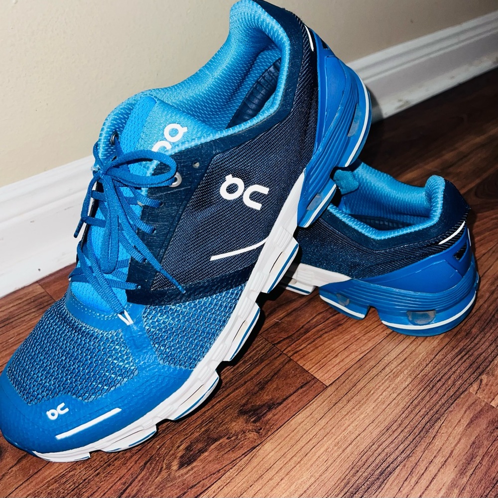 On cloud Men running shoes